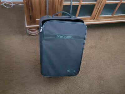 CONCOURSE ROLLING CARRY ON SUITCASE