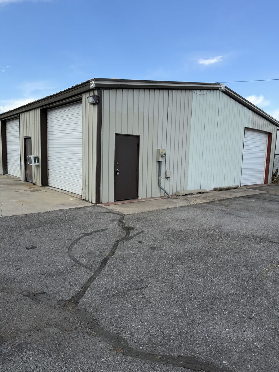 PAYSON 3-BAY SHOP, RESTROOM, FENCED YARD, WIDE GATE, CAR LIFT!