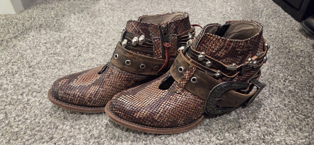 Saloon Freebird booties rare sz 8