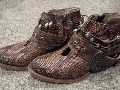 Saloon Freebird booties rare sz 8