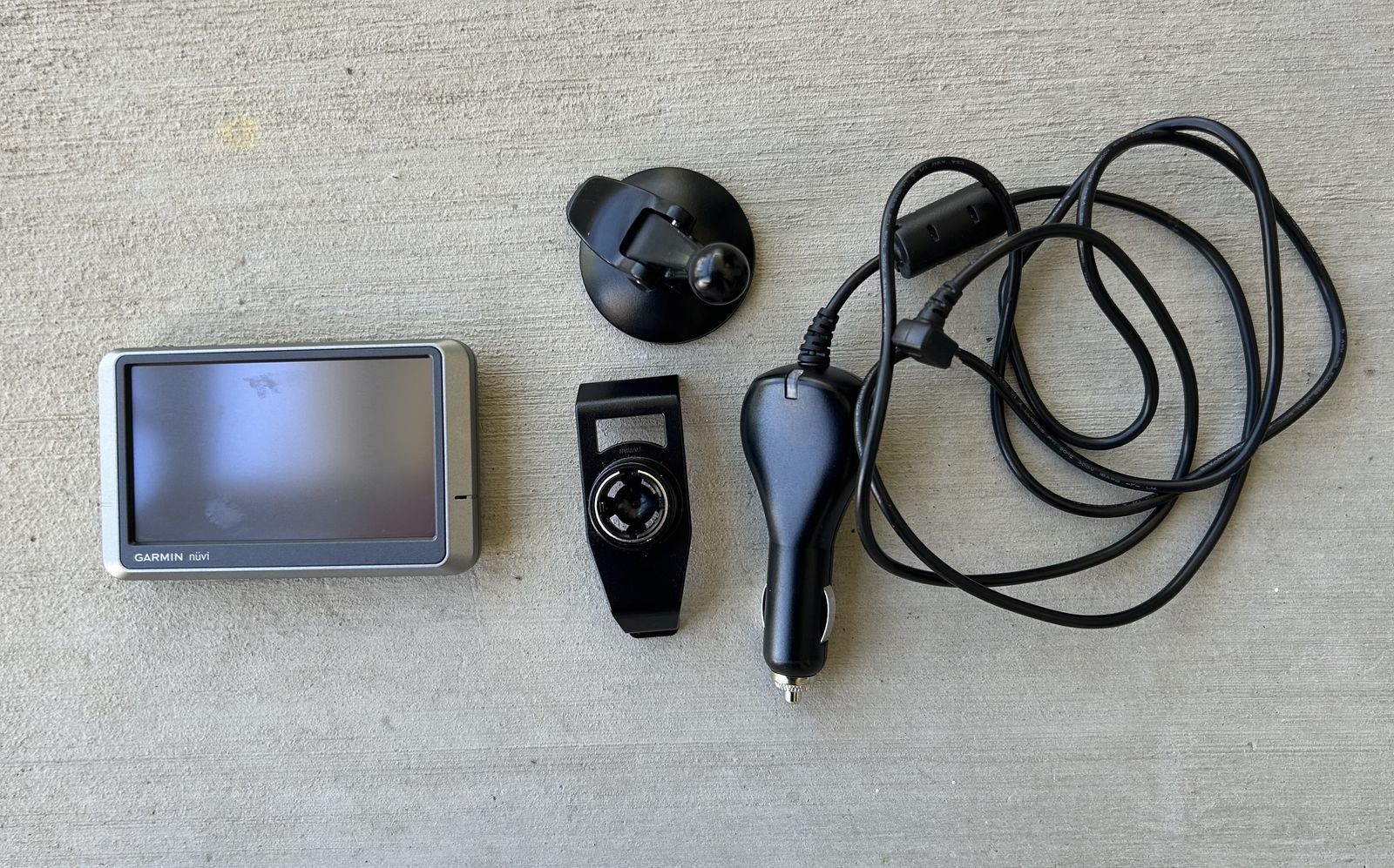 Garmin Nüvi 200W with Charger and Mounting Device