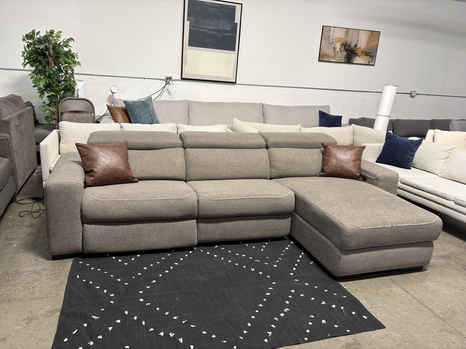 Electric Reclining Sectional Couch (Can Deliver)