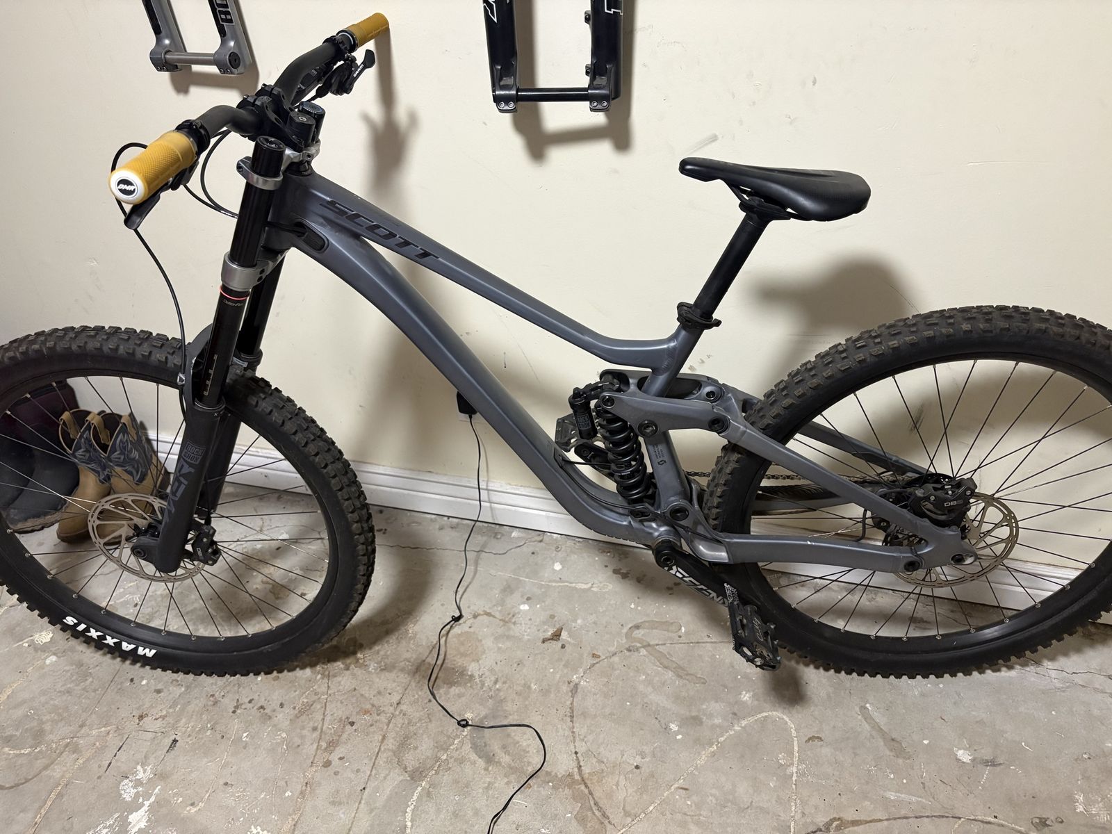 Scott Gambler 20 XL Downhill Mountain Bike - Like New w/ Extra Shock & Spring