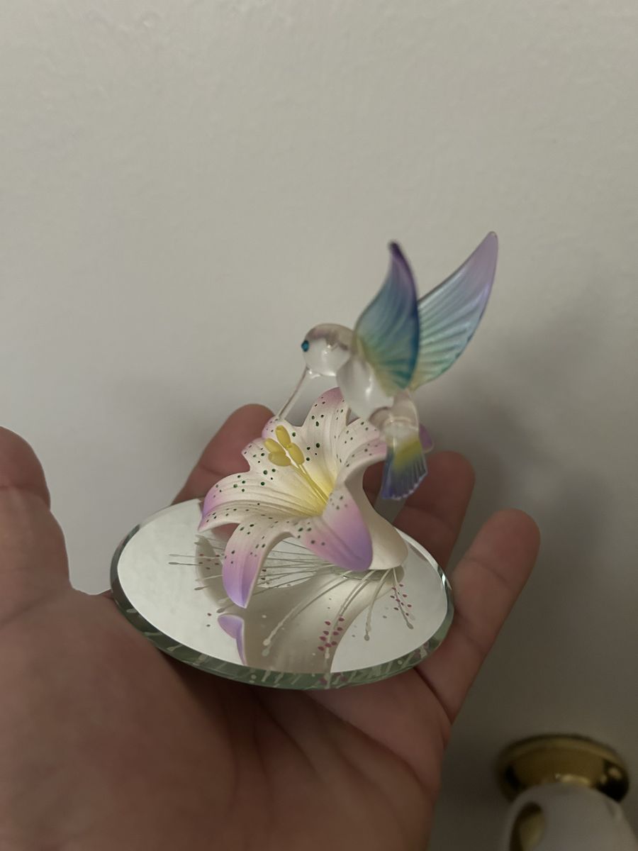 Glass hummingbird with lily