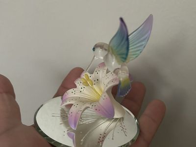 Glass hummingbird with lily