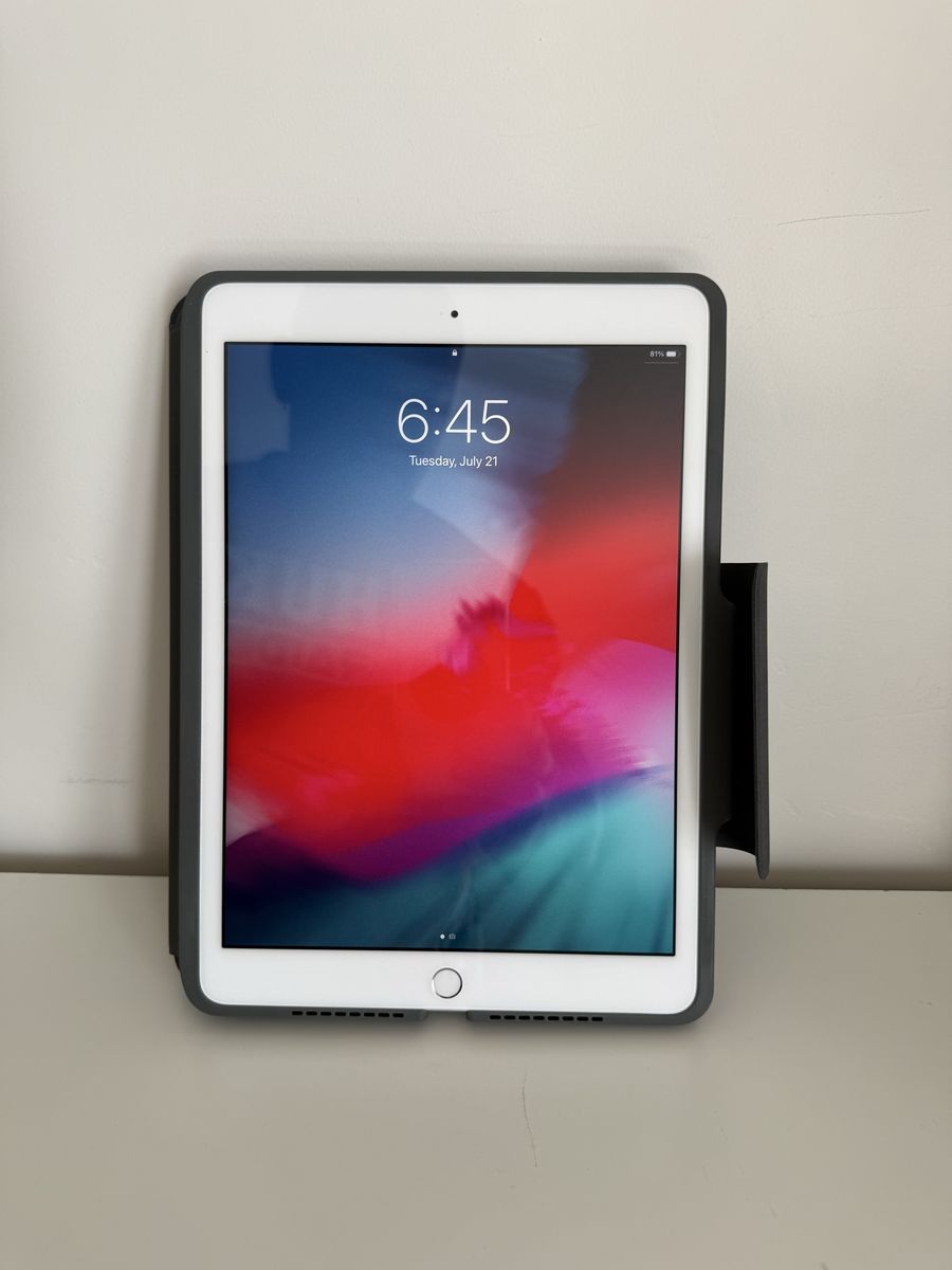 8th Gen iPad 128gb w/ ZAGG Folio Keyboard Case