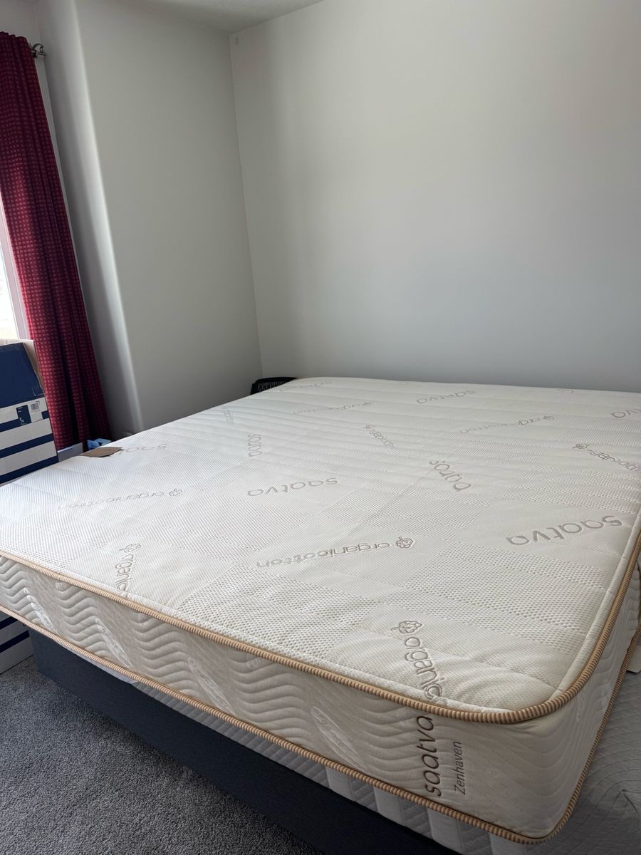 Saatva Zenhaven King Mattress **Like new**