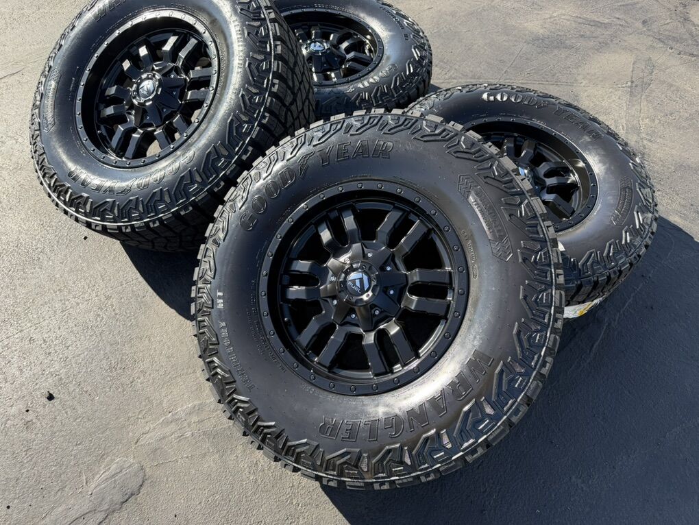 18 Fuel Sledge 8 Lug 8x180 305/70R18 Goodyear MT