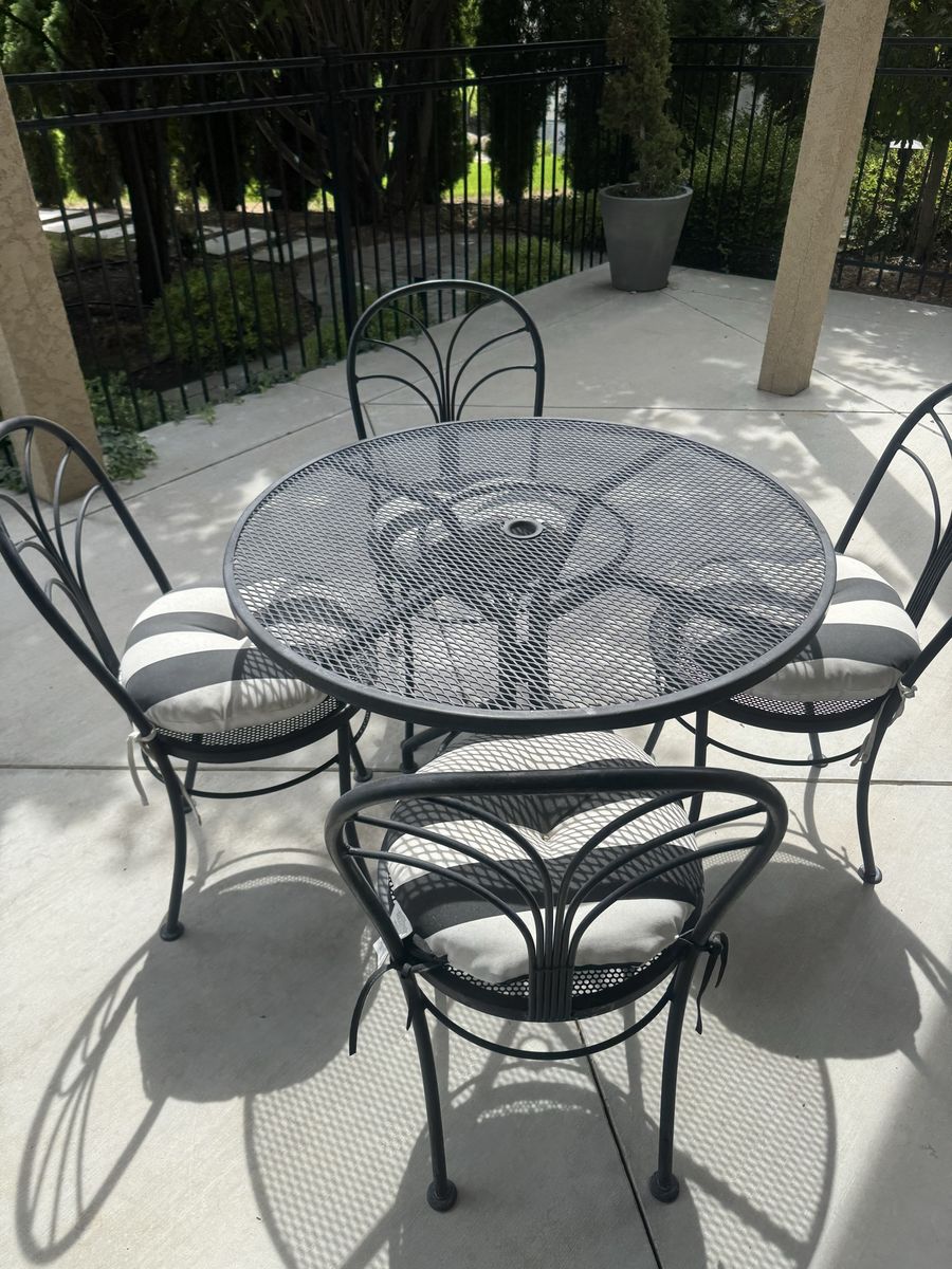 METAL TABLE & 4 CHAIRS