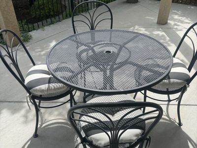 METAL TABLE & 4 CHAIRS