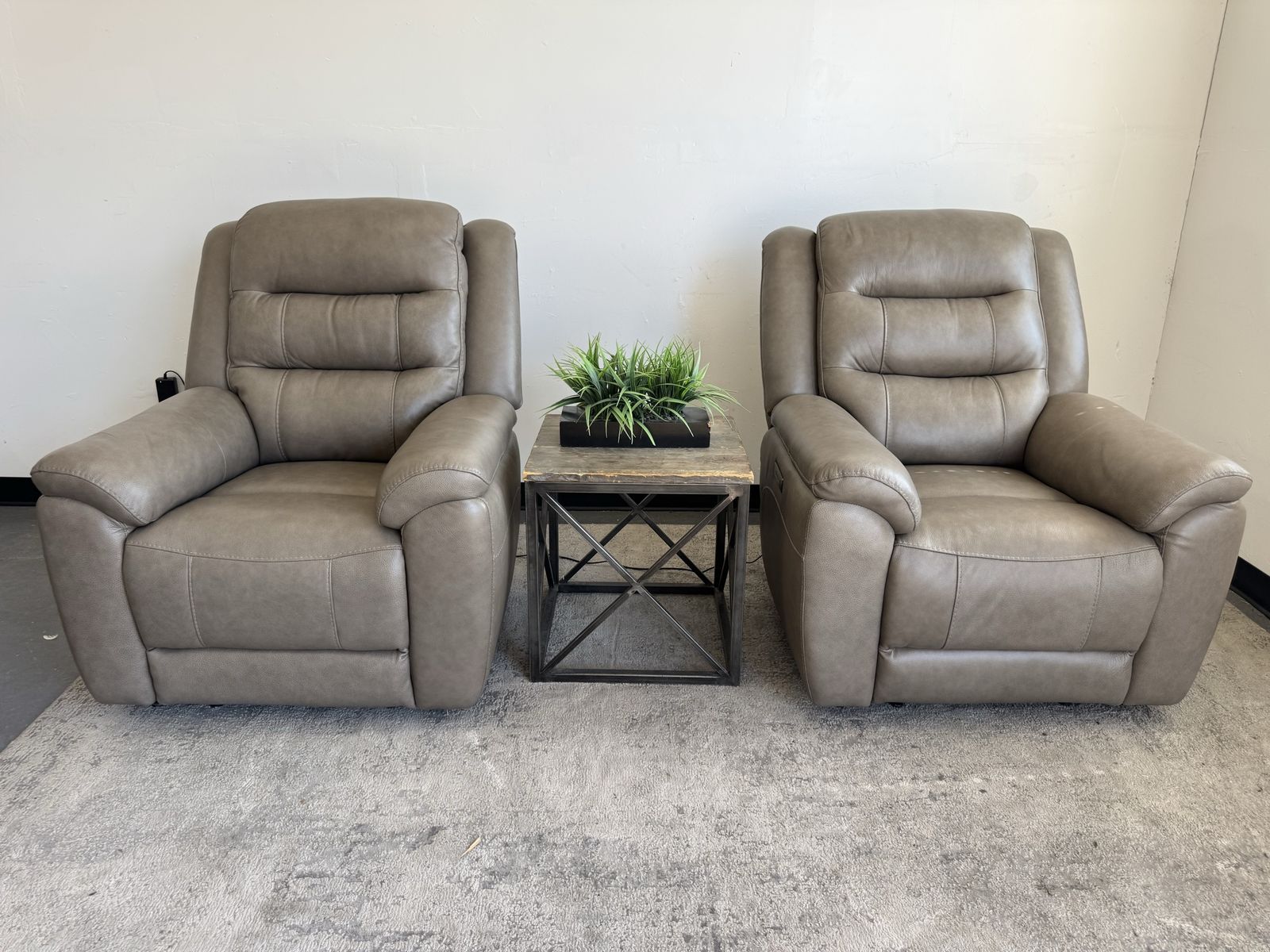 COSTCO LIKE NEW LEATHER POWER RECLINER CHAIR SET