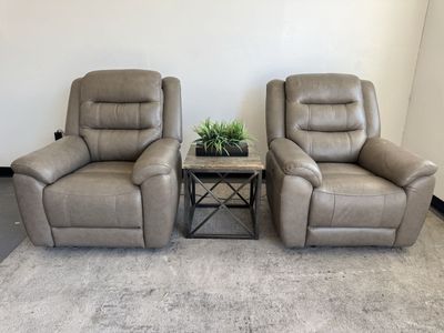 COSTCO LIKE NEW LEATHER POWER RECLINER CHAIR SET