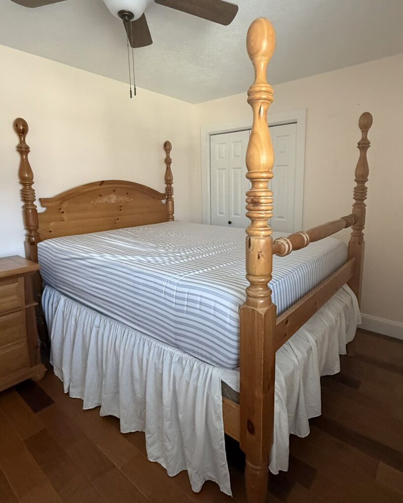 Bassett Queen Size Bedframe w/Matching Nightstands