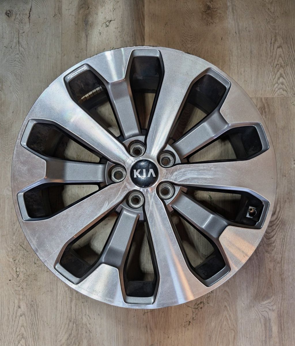 OEM Kia Silver & Dark Gray Machined Alloy Wheel Rim with Center Cap