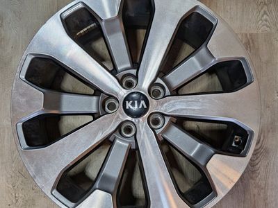 OEM Kia Silver & Dark Gray Machined Alloy Wheel Rim with Center Cap