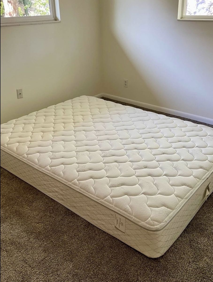 MOVING FRIDAY - $10 Serta Aberdeen Premium Sleeper Queen Mattress - Great Condition