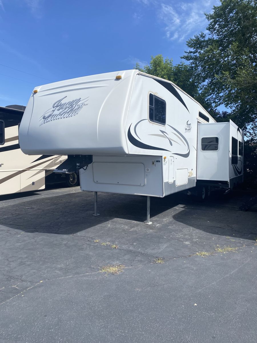 2008 Bounder Motor Home