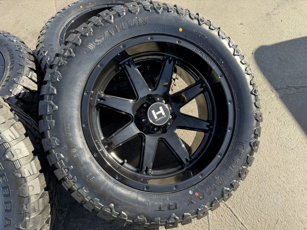 20x10 Hostile H109 6 Lug 6x5.5 33x12.50R20 R/T