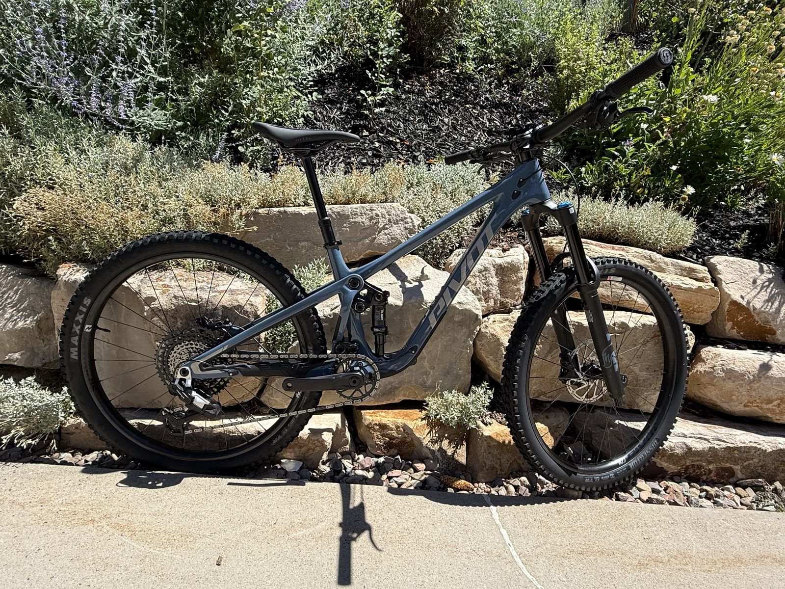 2025 Pivot Shadowcat Brunch Ride Carbon – Size Small