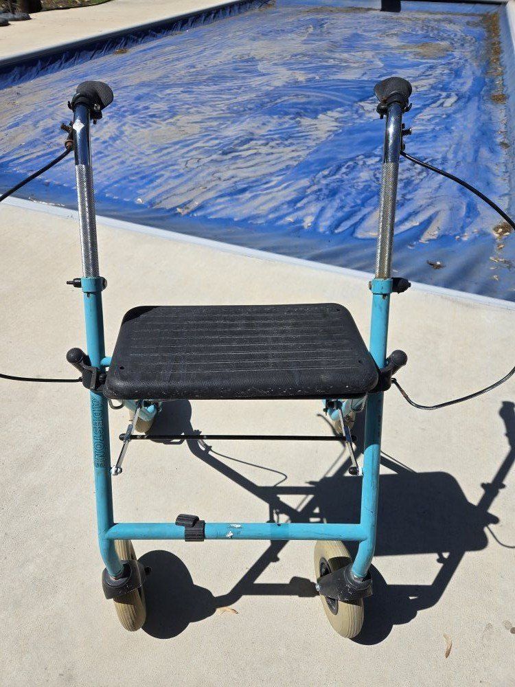 ROLLING WALKER WITH BRAKES