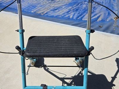 ROLLING WALKER WITH BRAKES