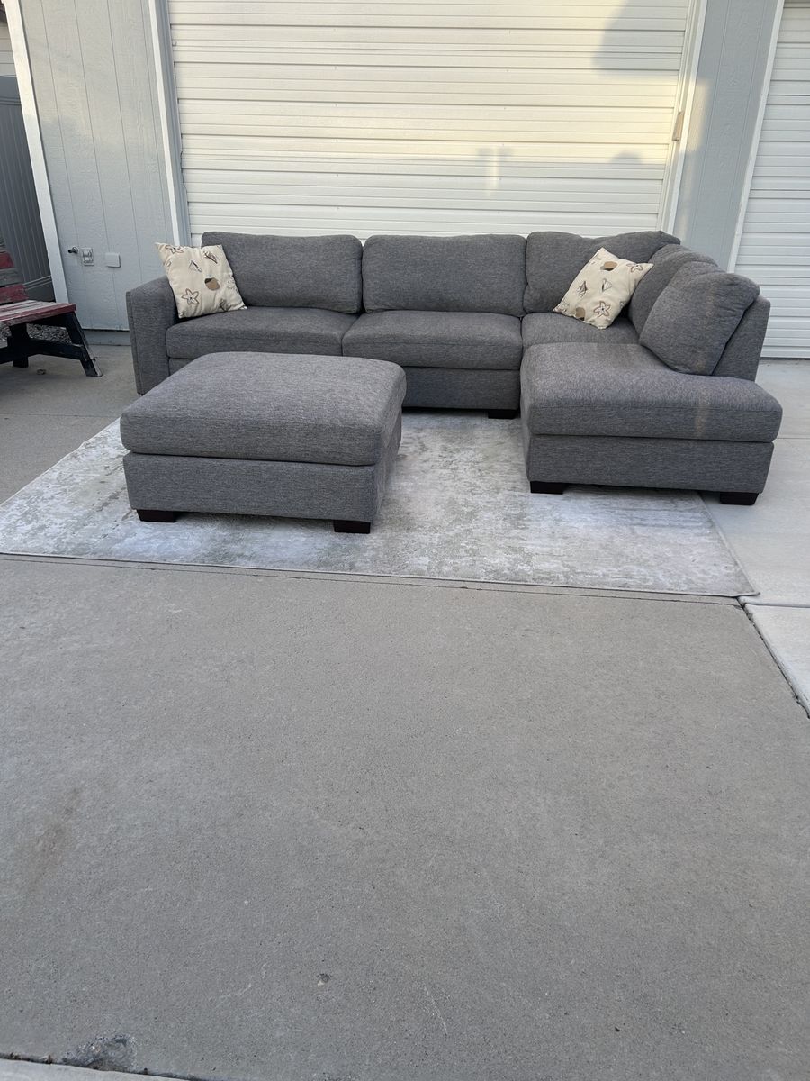 Light Gray Sectional Couch W/ Ottoman