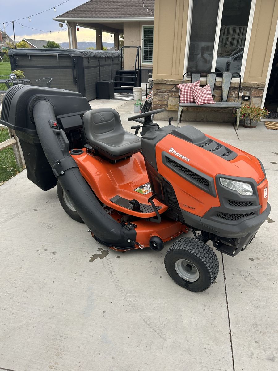 2019 Husqvarna YTH18542 Riding Lawn Mower 42” Deck with Bagger