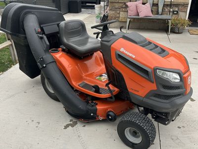 2019 Husqvarna YTH18542 Riding Lawn Mower 42” Deck with Bagger