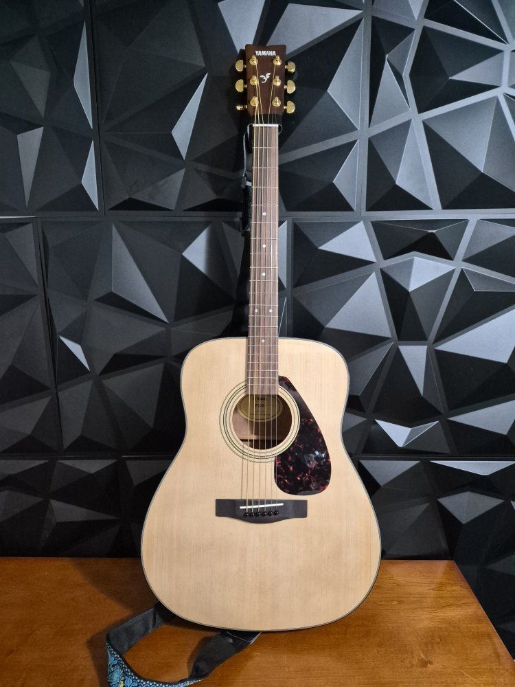 Yamaha F335 Dreadnought Acoustic Guitar - Natural. Almost New. Carrying Case included.