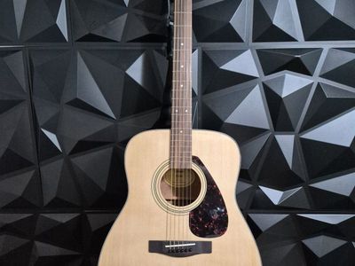 Yamaha F335 Dreadnought Acoustic Guitar - Natural. Almost New. Carrying Case included.