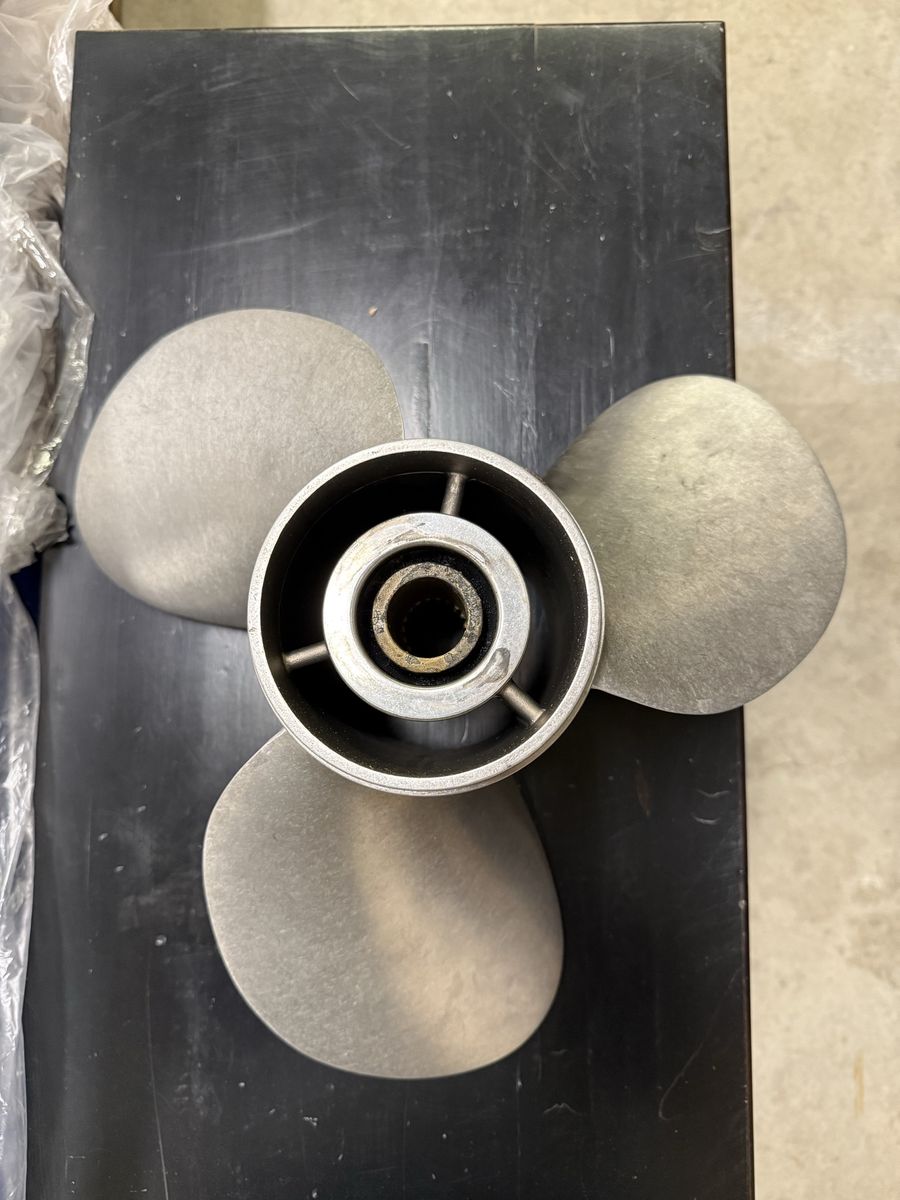 Mercury Marine Bravo Two Stainless Steel Propeller 17 3/4 x 21 Pitch 3-Blade LH 48-18617A6