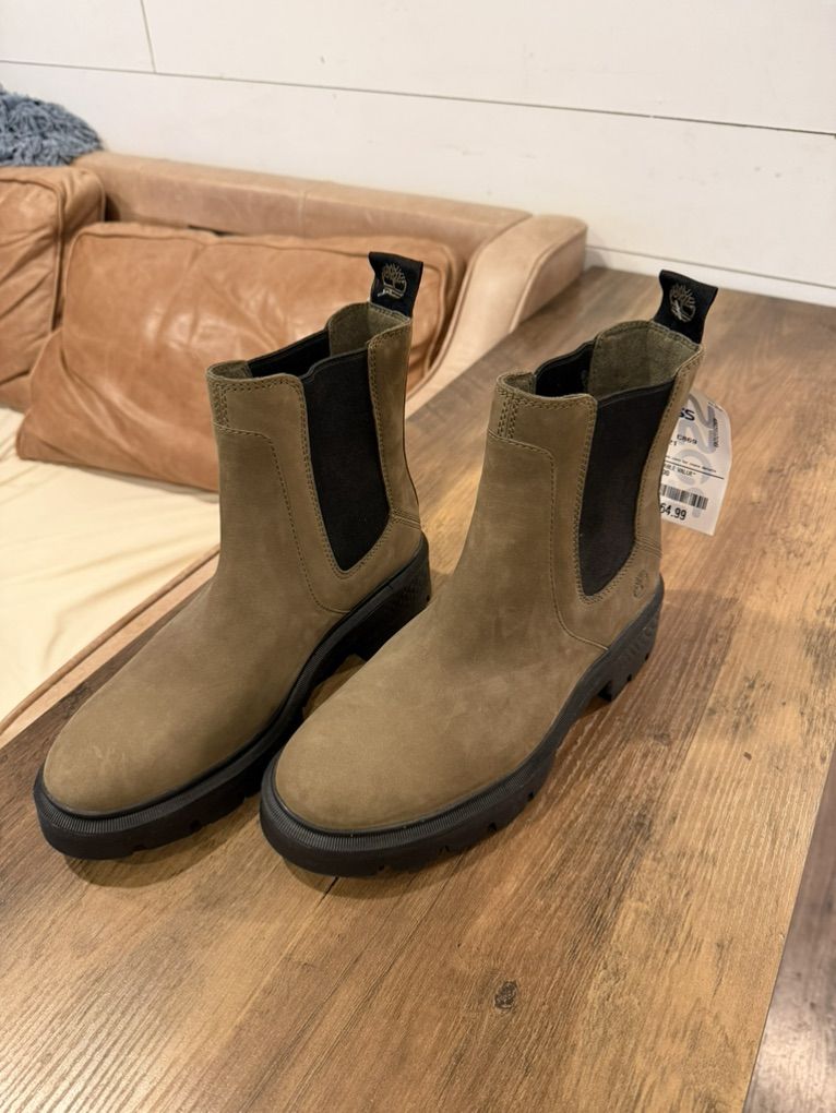 New Timberland Women’s Boots (size 8)