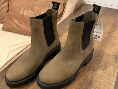 New Timberland Women’s Boots (size 8)