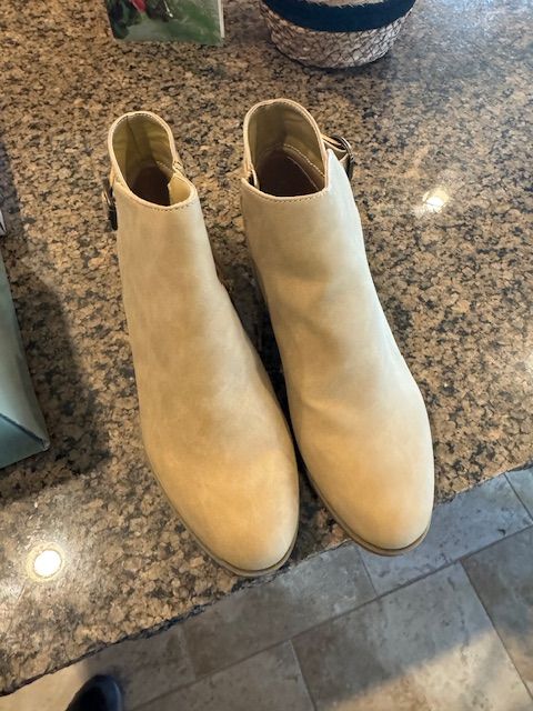 Women's shoes slightly used, size 7.5,