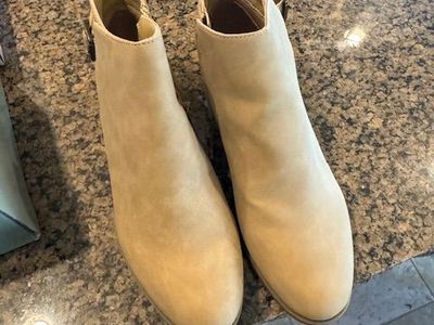 Women's shoes slightly used, size 7.5,