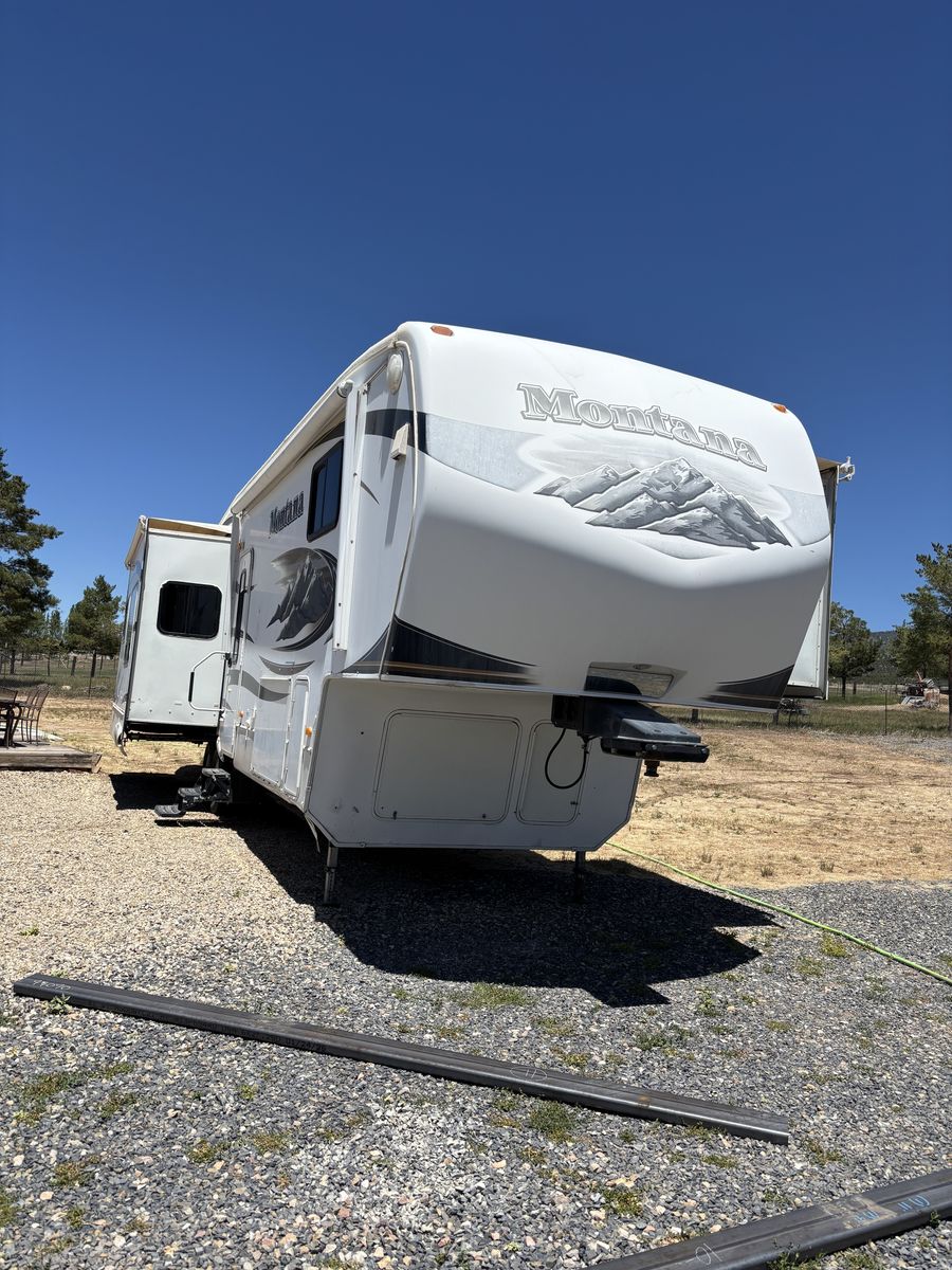 5th wheel 2010 Montana 3665RE