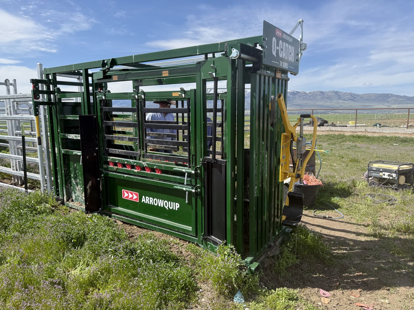 Cattle Squeeze Chute-74 Series Q-Catch