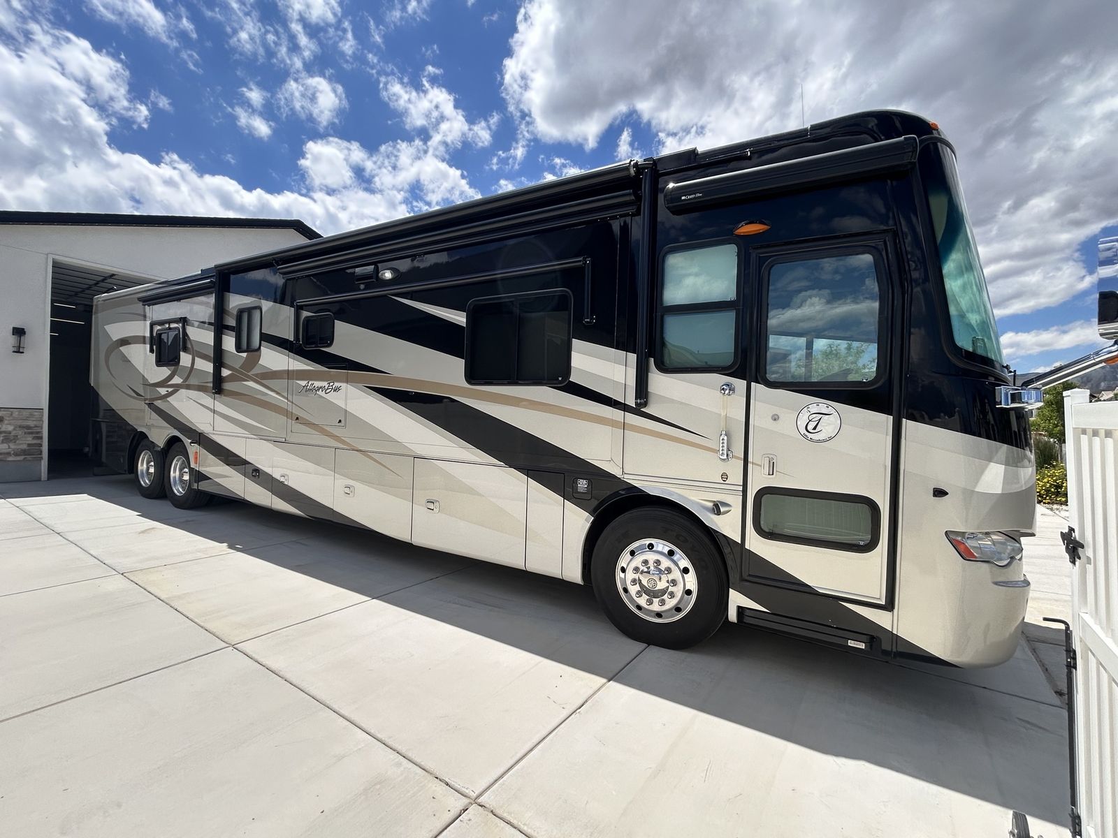 2011 Tiffin Allegro Bus
