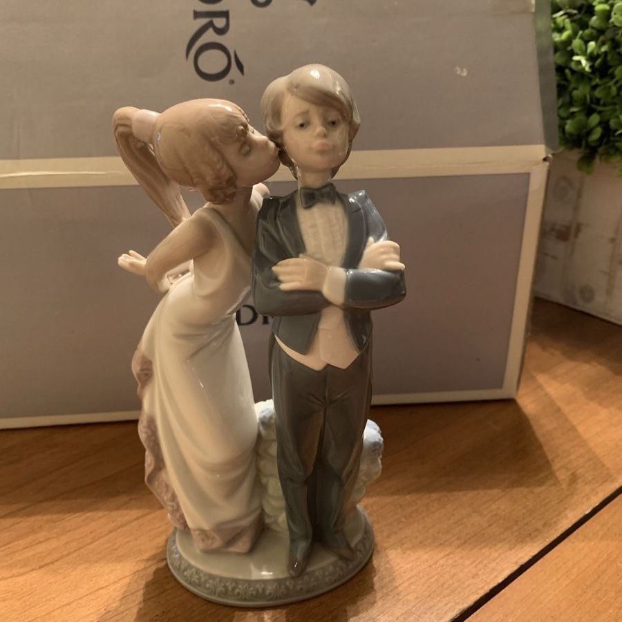 Lladro “Let’s Make Up” retired figurine w/box —mint condition