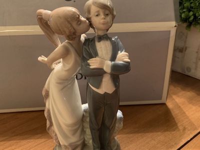 Lladro “Let’s Make Up” retired figurine w/box —mint condition
