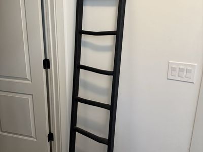 BLACK BLANKET RACK