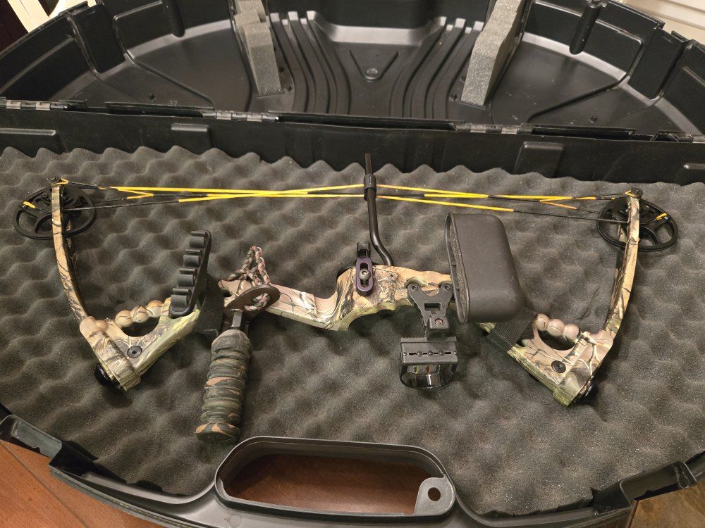 Hoyt 20-30# Compound Hunting Bow Package w/ Hard Case, Sight & Quiver – Ready to Shoot