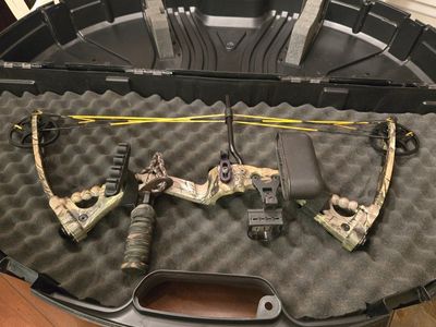 Hoyt 20-30# Compound Hunting Bow Package w/ Hard Case, Sight & Quiver – Ready to Shoot