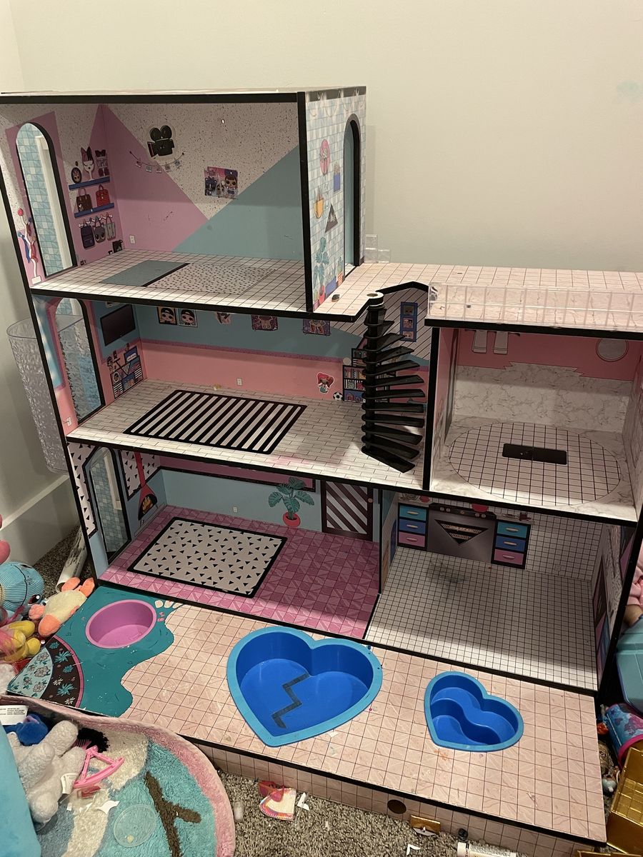 L.O.L. Doll House