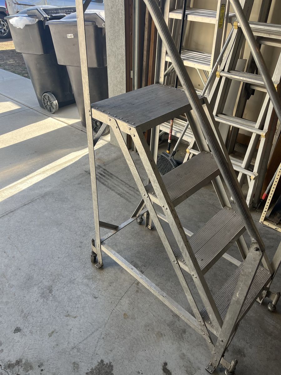 Rolling aluminum step ladder 
