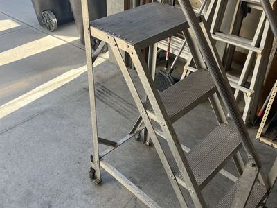 Rolling aluminum step ladder