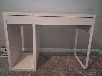 White desk/gaming table
