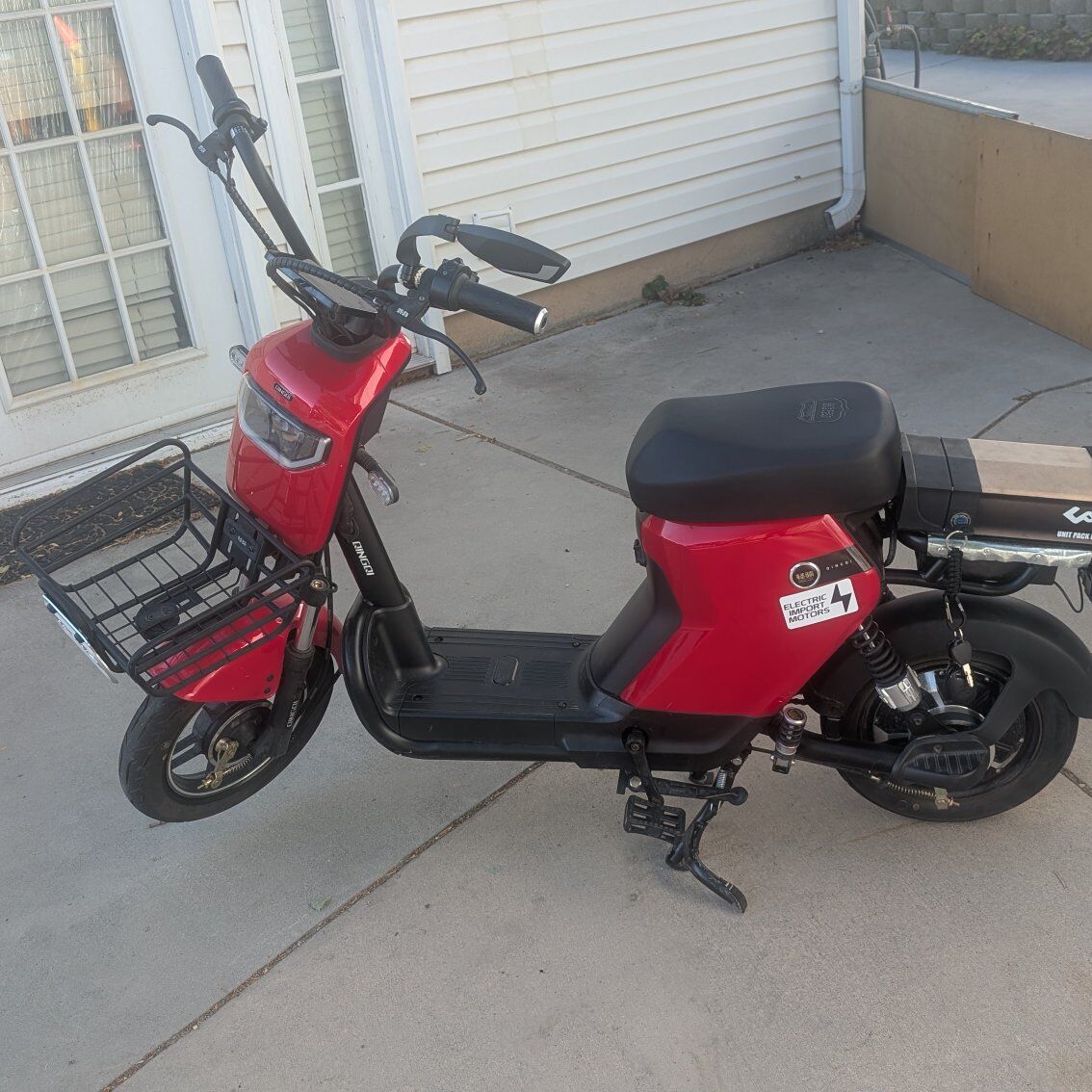 Electric scooter with 48v lithium battery