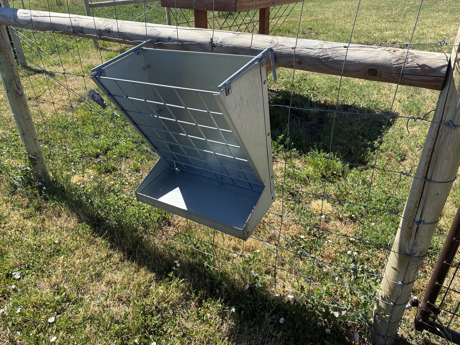 Fence hanging hay feeder