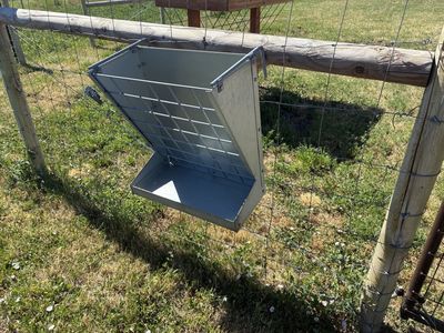 Fence hanging hay feeder